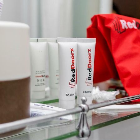 Reddoorz Plus Near Mall Slipi Jaya Jakarta Exteriör bild