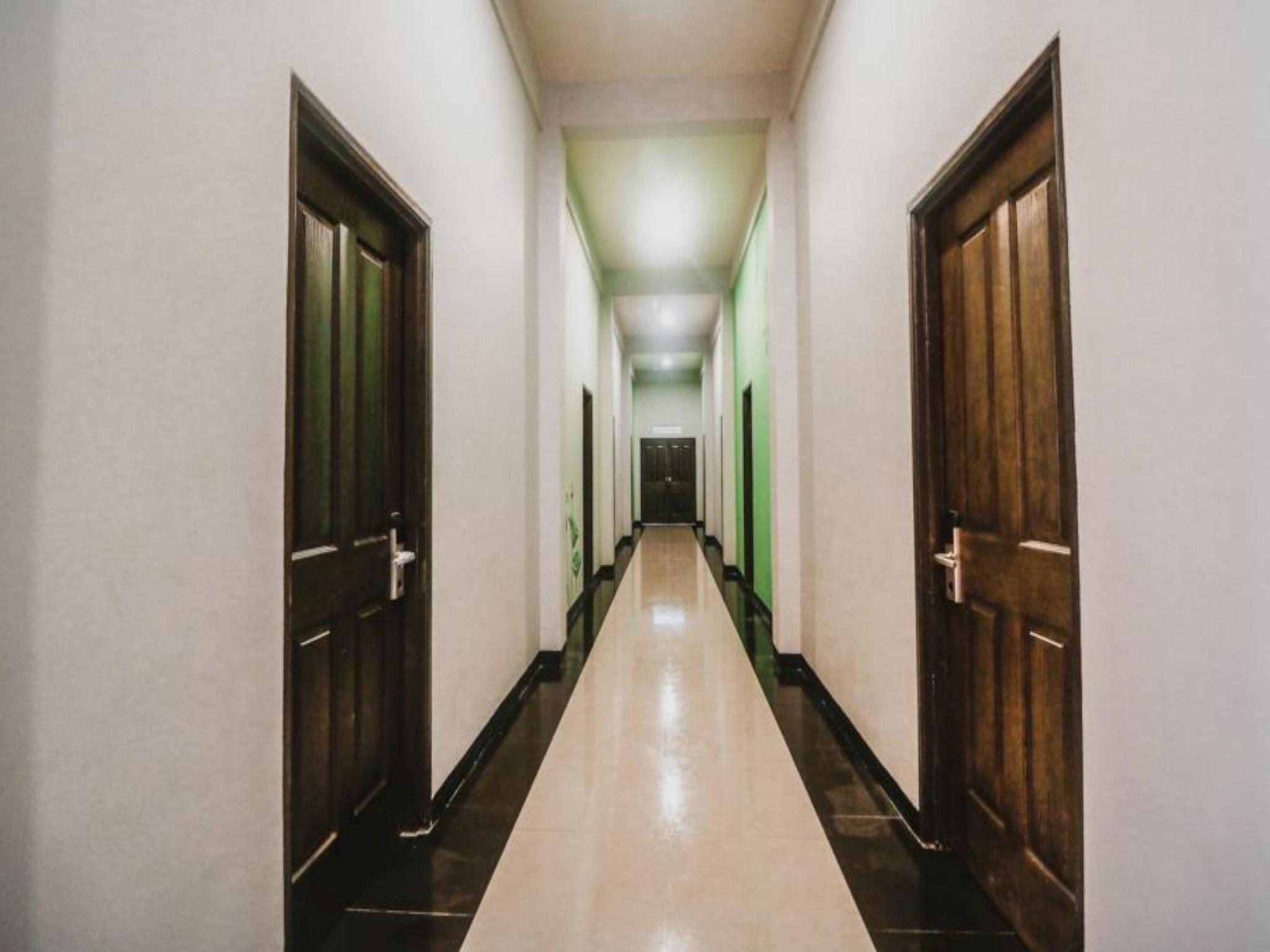 Reddoorz Plus Near Mall Slipi Jaya Jakarta Exteriör bild